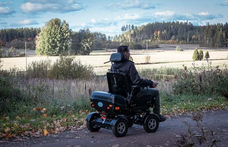 FourX DL elektrisk rullestol i terreng med firehjulsdrift