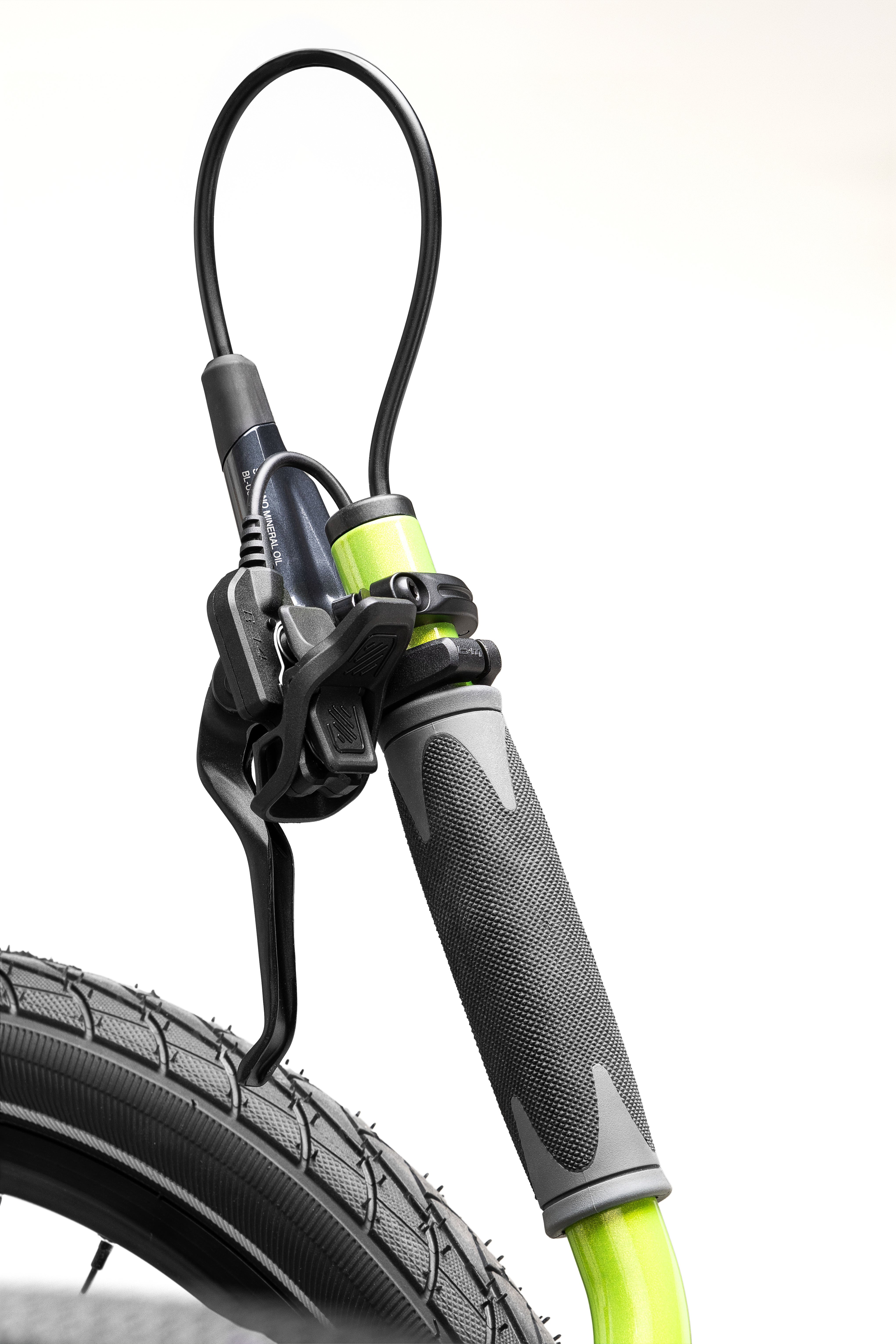 Ergonomisk styre og kontroll på AZUB Ti-FLY liggesykkel for komfortabel og presis styring