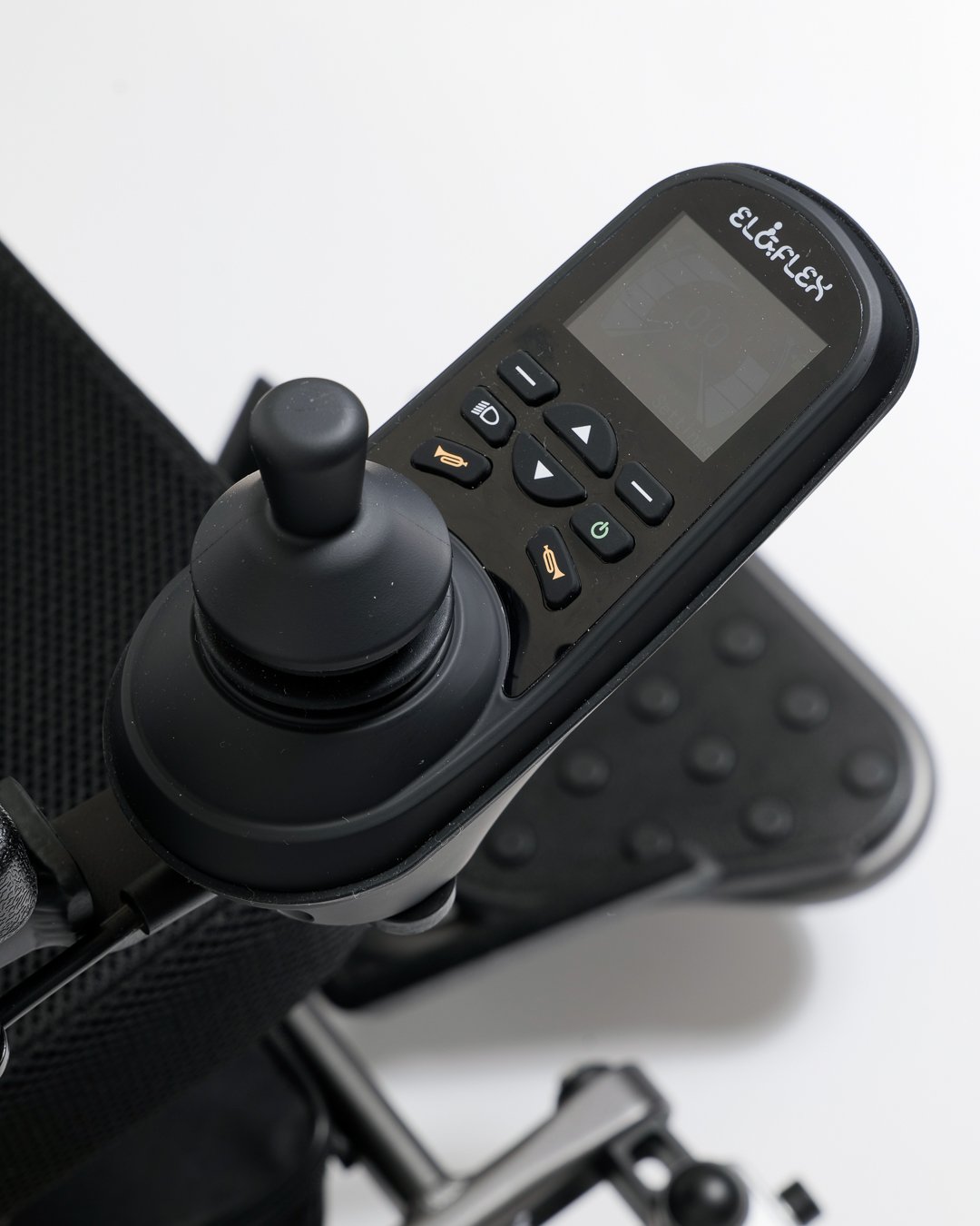Kontrollpanel med display og joystick på Eloflex R