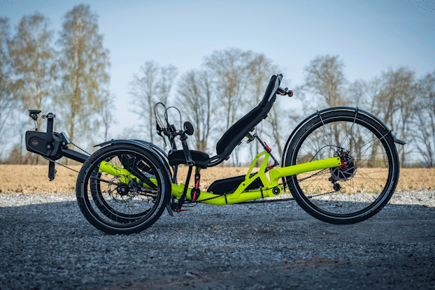 Liggesykkel Azub Ti-Fly med elektrisk assistanse, sett fra siden utendørs – stabil og komfortabel løsning for aktiv mobilitet