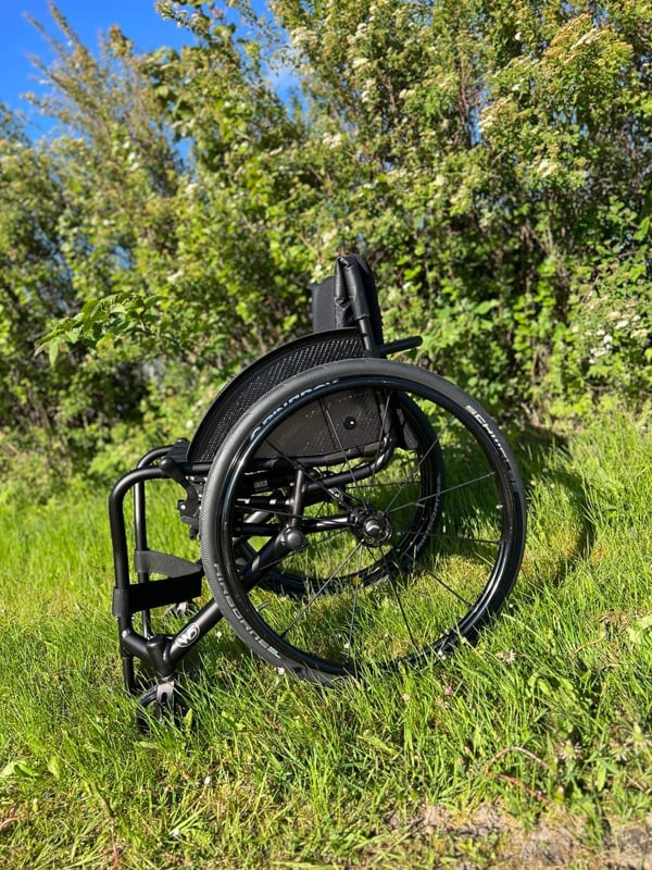 Wolturnus W5 rullestol i naturen – robust konstruksjon for aktiv livsstil