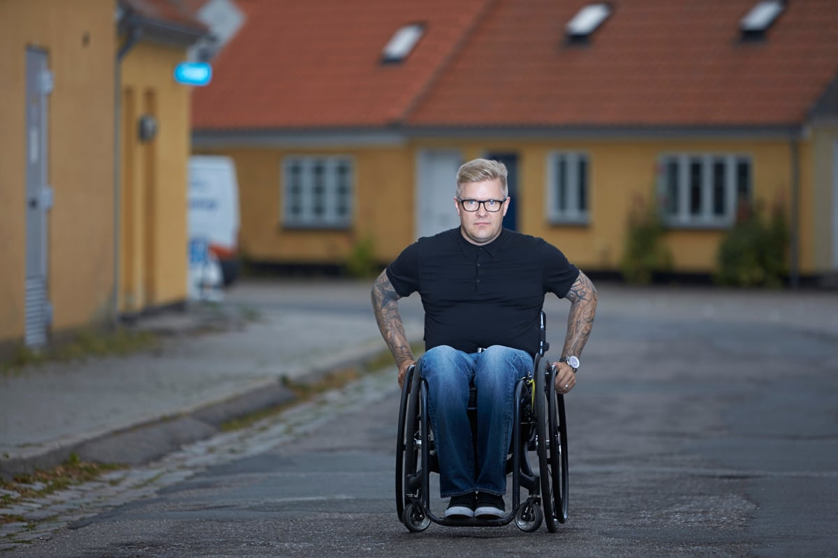 Person i aktiv rullestol Wolturnus W5 på vei i bymiljø
