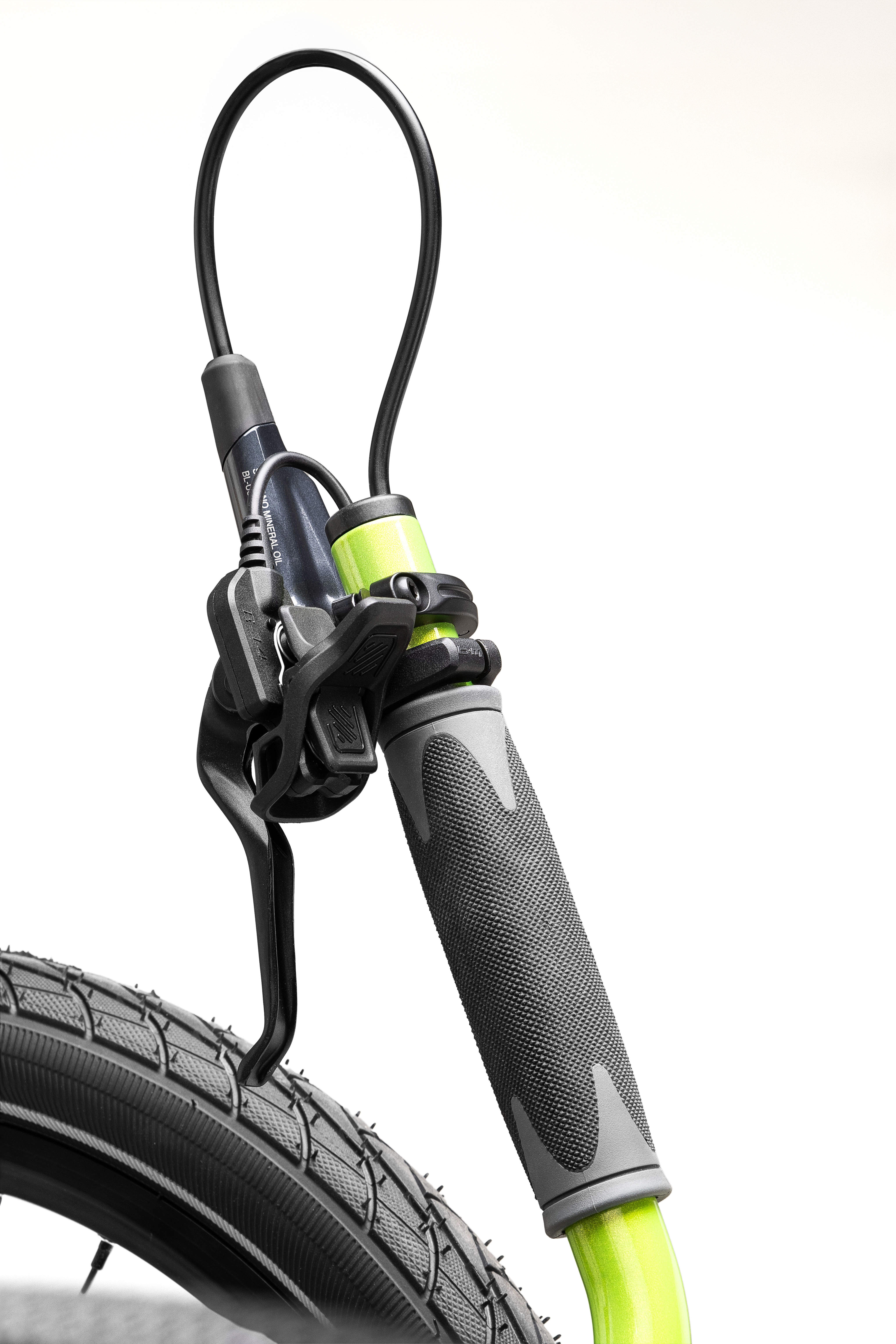 Ergonomisk styre og kontroll på AZUB Ti-FLY liggesykkel for komfortabel og presis styring