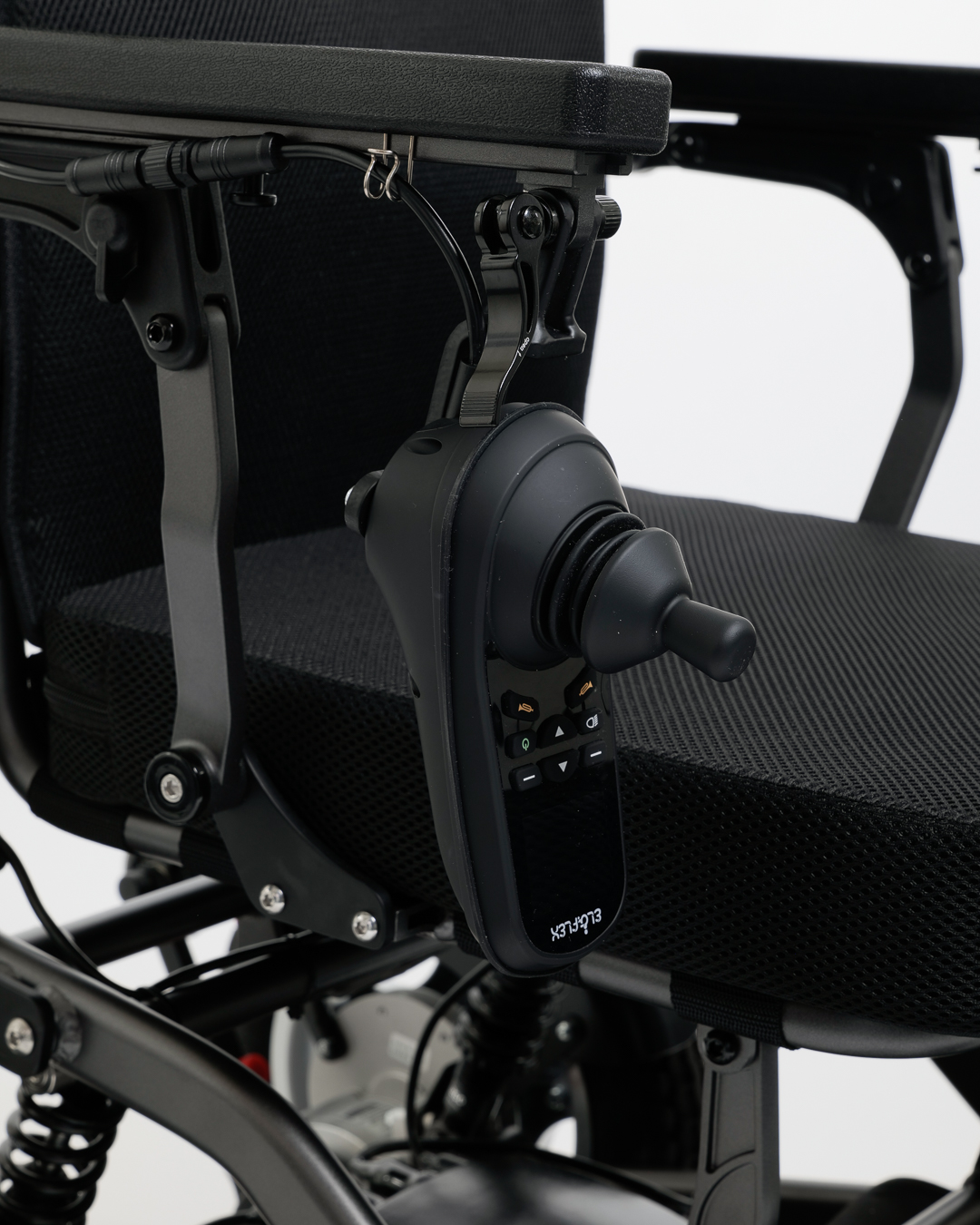 Nærbilde av joystick og kontrollpanel på Eloflex R