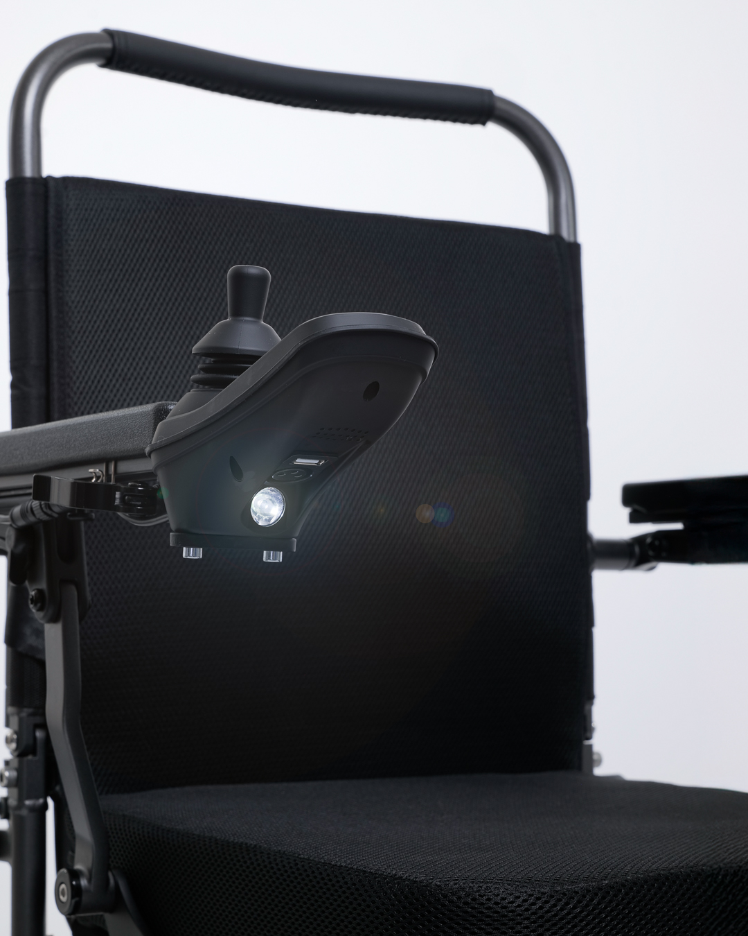 Joystick og ryggstøtte på Eloflex R rullestol