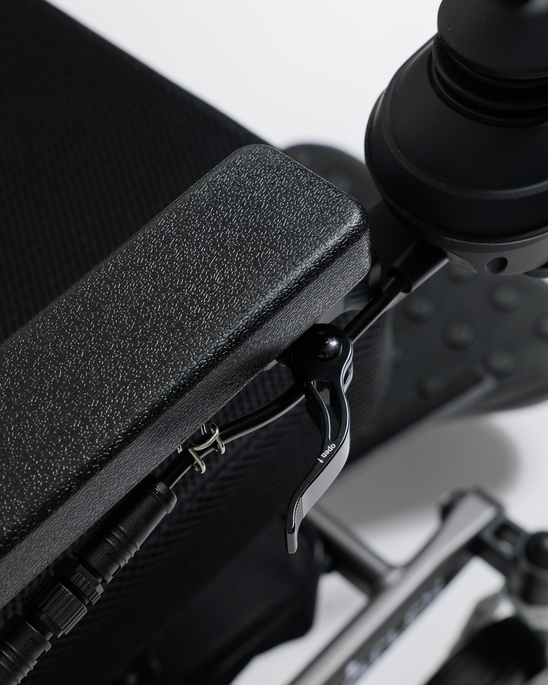 Nærbilde av justerbart armlene og detalj på Eloflex R rullestol