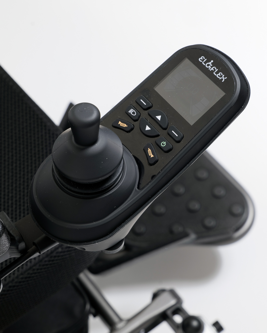 Kontrollpanel med display og joystick på Eloflex R