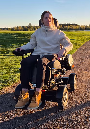 FourX DL rullestol på grusvei med høy stabilitet