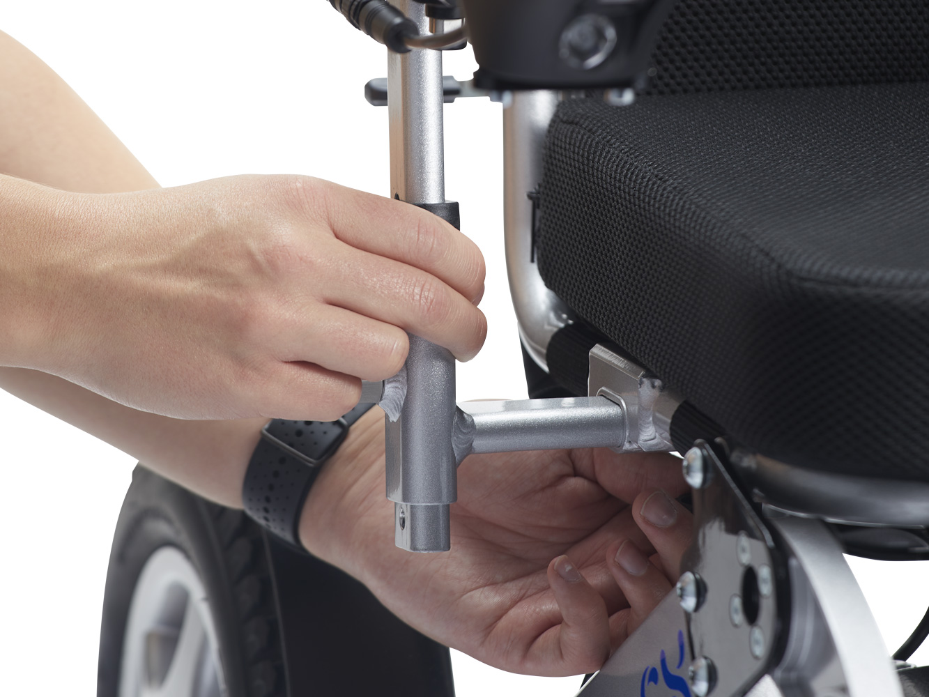 Hånd som justerer komponent på Eloflex K rullesto