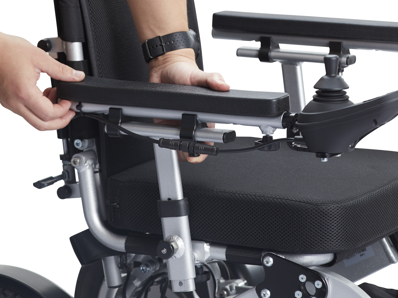 Hånd som justerer armlene på Eloflex K