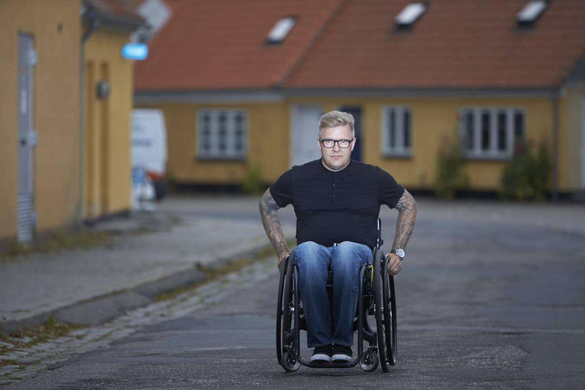 Person i aktiv rullestol Wolturnus W5 på vei i bymiljø