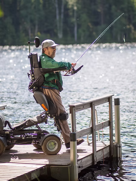 FourX DL terrengrullestol brukt til fiske ved brygge
